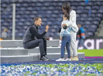  ?? FOTO: DAVID KLEIN/IMAGO IMAGES ?? Thomas Tuchel nahm sich nach dem Sieg Zeit für seine Familie.