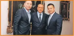  ??  ?? Silvio Berlusconi (centro) con los nuevos dueños del equipo