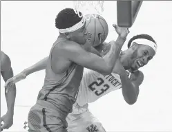  ?? JAMES CRISP/AP ?? Nathan Cayo, left, battles Kentucky’s Isaiah Jackson for a rebound in Richmond’s victory.