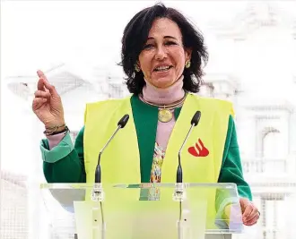  ?? ?? Ana Botín, presidenta de Banco Santander, ayer en su visita al Faro Santander, que será un espacio cultural.