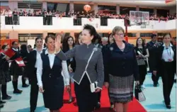  ?? XINHUA ?? First lady Peng Liyuan waves back to students at Colegio Peruano Chino Juan XXIII in Lima, Peru on Tuesday after visiting the school with Chinese roots.