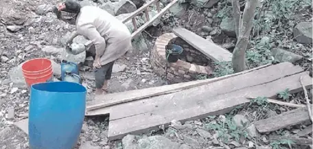  ??  ?? Una mujer carga en un bidón el agua sacada de un aljibe. Las fuentes se están secando en Yarigua’a y otras comunidade­s rurales.