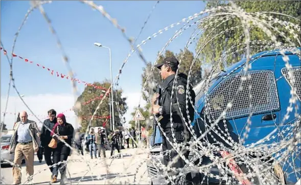  ?? CHRISTOPHE ENA / AP ?? Vigilancia. La seguridad del museo del Bardo, en Túnez, fue ayer considerab­lemente reforzada por las fuerzas policiales