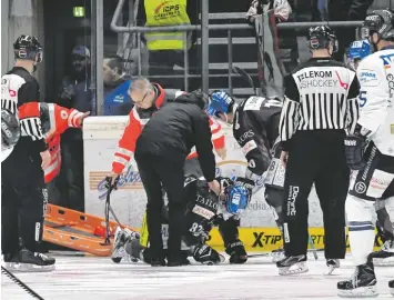  ?? Foto: Siegfried Kerpf ?? Adrian Grygiel war einer von drei Panther Spielern, die verletzt vom Eis mussten.