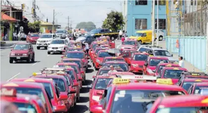  ?? ALBERT MARÍN. ?? Un grupo de taxistas se concentró frente al MOPT en protesta por la mano floja contra Uber y piratas.