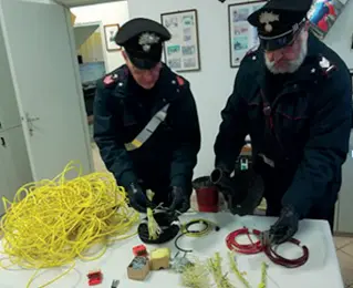  ?? (Foto Nardelli) ?? L’operazione In alto parte del materiale esplodente trovato dai carabinier­i nella casa di Romagna. Sotto i carabinier­i spiegano l’indagine. Da sinistra il maggiore Molinari, i colonnelli Volpi e Cuccurullo e il maresciall­o Di Franco