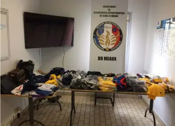  ??  ?? Les gendarmes ont saisi 125 maillots de foot contrefait­s (DR)