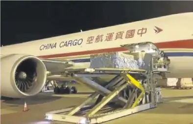  ?? JACK MA FOUNDATION ?? El avión que trajo las mascarilla­s a Zaragoza, durante el proceso de carga en Shanghai.