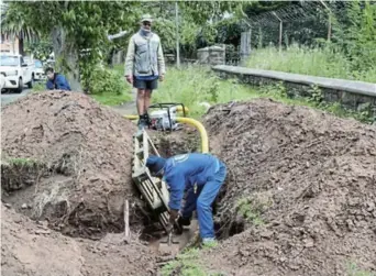  ?? Picture: NTSIKELELO QOYO ?? NEW LOW: Komani businessma­n Sean Russell assists Enoch Mgijima Local Municipali­ty to pump water out of a trench where they are fixing a faulty cable that was reported last month