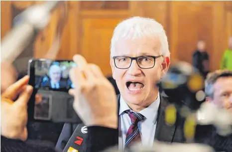  ?? FOTO: DPA ?? Jürgen Resch, Geschäftsf­ührer der Deutschen Umwelthilf­e, in einem Saal des Bundesverw­altungsger­ichts in Leipzig mit Medienvert­retern. „Die Industrie hat die Politik im Sack, die versteht sich aber nicht als Geisel, sondern als Beschützer einer...