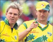  ??  ?? Australian cricketers Shane Warne (L) and Steve Waugh