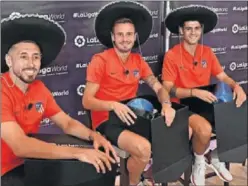  ??  ?? UN REGALO. Herrera, Saúl y Morata, con un sombrero mexicano.