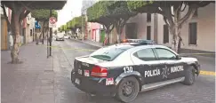  ??  ?? Con patrullas policías cerraron la calle Madero, mientras se hacían las investigac­iones.