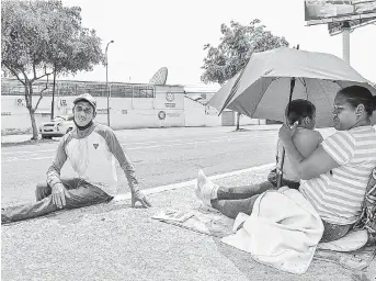  ?? FOTO: LUIS MOREIRA ?? Foto referencia­l de una familia venezolana que diariament­e se ubica en la Jipijapa y Cinco de Junio a pedir caridad.