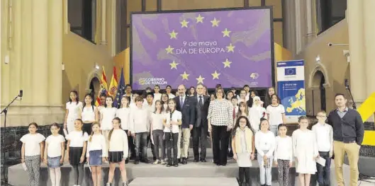 ?? ÁNGEL DE CASTRO ?? Lambán, en el centro, con los alumnos del colegio Joaquín Costa, que interpreta­ron el Himno de la Alegría, himno oficial de la Unión Europea.