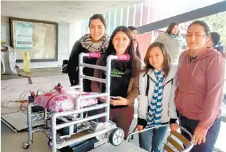  ??  ?? Alumnas del plantel de Pátzcuaro desarrolla­ron el innovador rototipo.