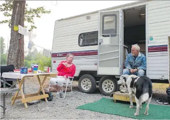  ?? PHOTOS: RICHARD LAM ?? Dawn and Curtis Best camp out along the Horsefly River in Horsefly. The Bests were forced from their home by the Spokin Lake Road fire.