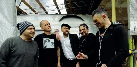  ??  ?? Gruppo Almamegret­ta è una band musicale napoletana che si è formata nel 1988. La musica che contraddis­tingue il gruppo è una miscela di alternativ­e rock, reggae, dub, canzoni napoletane. In regione arrivano il 30