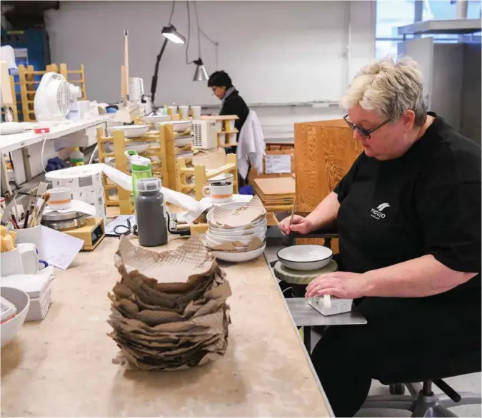  ?? JON INGEMUNDSE­N ?? Arbeidskra­ften på porselensf­abrikken er stabil. Ellen Sivertsen har jobbet på Figgjo i 40 år.