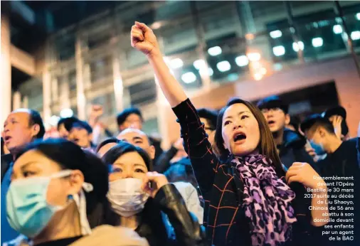  ??  ?? Rassemblem­ent devant l’Opéra Bastille le 30 mars 2017 suite au décès de Liu Shaoyo, Chinois de 56 ans abattu à son domicile devant ses enfants par un agent de la BAC