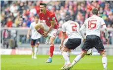  ?? FOTO: DPA ?? Robert Lewandowsk­i hält sich nach einem Tritt vor Schmerz das Bein. Er war gefoult worden, hatte aber keinen Elfmeter bekommen.