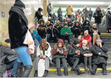  ?? OLEG PETRASYUK ?? Grupos de personas se refugian en la estación de metro de Kyiv durante las alertas de ataques aéreos.