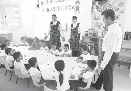  ??  ?? En su gira por Nuevo León, el presidente Enrique Peña Nieto inauguró el Centro de Desarrollo Infantil número ocho, ubicado dentro de un campo militar ■ Foto Presidenci­a