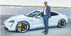  ?? FOTO: PATRICK PLEUL/DPA ?? Porsche-chef Oliver Blume vor E-modell Porsche Taycan: „Wir wollen bei den Hochleistu­ngsbatteri­en ganz vorn sein.“