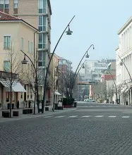  ??  ?? In crisi Corso del Popolo e le vie adiacenti si stanno svuotando di negozi storici e di vecchi residenti