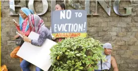  ?? AP ?? PROTEST: Informal settlers at the gate of the NHA to protest a possible eviction.