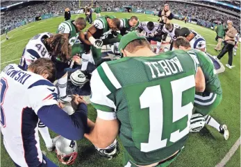  ?? 2012 PHOTO BY JOE CAMPOREALE, USA TODAY SPORTS ?? Displays of religion, such as the postgame prayer circle, didn’t bother survey respondent­s.