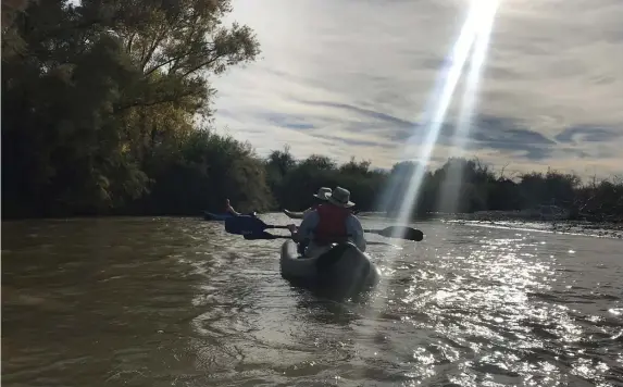  ??  ?? WATER PASSAGE: Kayakers make their way down the Lower Salt River on a tour with REI Co-Op.