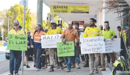  ?? Picture: MATT TAYLOR ?? SHORT-CHANGED: Angry workers march on Flinders St to protest pay disparitie­s at the NQ Stadium.