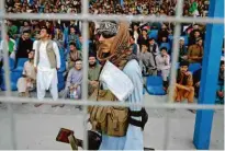  ?? Aamir Qureshi/afp ?? Soldado afegão diante de plateia em jogo de críquete permitido para mostrar moderação