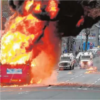  ?? REUTERS ?? Un autobús en llamas en Belfast