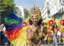  ??  ?? À Londres, lors du carnaval de Notting Hill qui se tient pendant le week-end précédant le dernier lundi d’août.