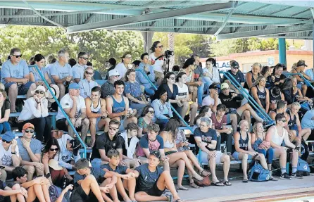  ?? Pictures: ALAN EASON ?? TEAM SUPPORT: Spectators watch the men’s U19A Border v KZN game at the Joan Harrison Pool.