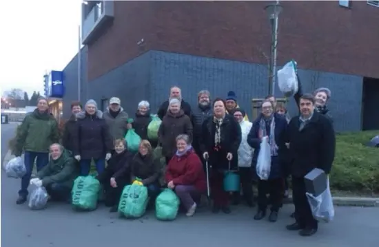  ?? © idh ?? De bewoners verzamelde­n zelf het afval dat de projectont­wikkelaar en de stad tot nu niet hebben opgeruimd.