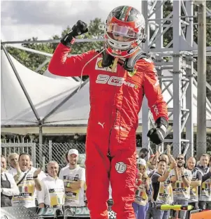  ??  ?? Charles Leclerc löste mit dem ersten Ferrari-Sieg seit 2010 (Fernando Alonso) im Autodrom von Monza eine riesige Euphorie aus.