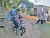  ?? ?? DIRECTOR Enver Samuel (seated) and cameraman Nathan Rice interviewi­ng Thuli Kubheka in Kwamashu. | SUPPLIED