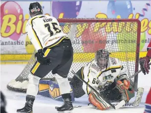  ?? Gw-images.com ?? Netminder Greg Ruxton is called into action to make a save for Widnes during their dramatic win over Altrincham on Sunday night.