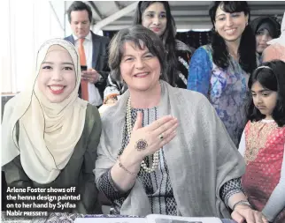  ?? PRESSEYE ?? Arlene Foster shows off the henna design painted on to her hand by Syifaa Nabir