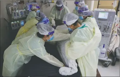  ??  ?? Medical personnel treat a covid-19 patient in McAllen, Texas.