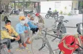  ??  ?? Labourers waiting for contractor­s near the Sector 44/45/50/51 roundabout in Chandigarh. RAVI KUMAR/HT