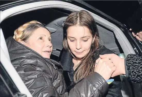  ?? ANDREW KRAVCHENKO / EPA / EFE ?? Yulia Timoshenko abandona el hospital Clínico Central de Járkiv acompañada por su hija Yevguenia con destino a Kíev