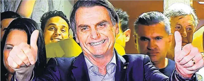  ?? REPRODUÇÃO DE TV / POOL ?? Mensagem. Bolsonaro acena depois de ler o discurso em que assegurou que seu governo respeitará liberdades individuai­s; ele fez uma oração e agradeceu a seus médicos