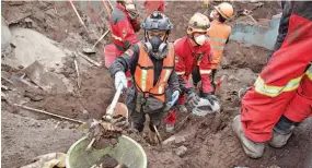  ??  ?? Sin descanso. Las autoridade­s aún no han detallado si declararán el área un camposanto, lo que acabaría con las labores de búsqueda.