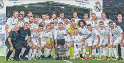  ??  ?? UN FUTURO CON PRESENTE. La plantilla del Madrid, llena de jóvenes canteranos, posa con el Trofeo Bernabéu tras derrotar a la Fiorentina.