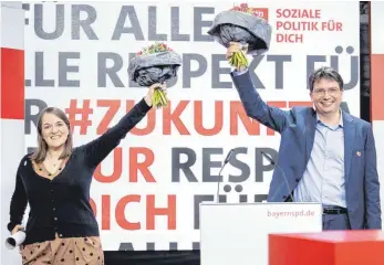  ?? FOTO: MATTHIAS BALK/DPA ?? Ronja Endres und Florian von Brunn sind auf einem digitalen Parteitag zu den neuen Vorsitzend­en der Bayern-SPD gewählt worden.