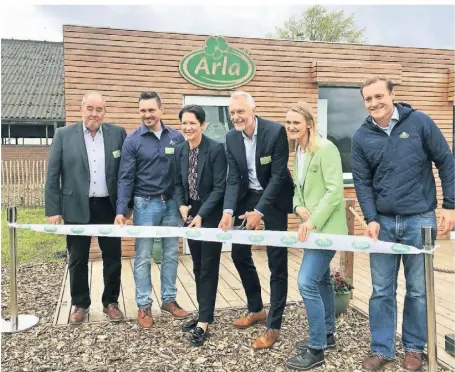  ?? FOTO: ANJA KATZKE ?? Am Montag wurde im Beisein von NRW-Landwirtsc­haftsminis­terin Silke Gorißen der erste deutsche Innovation­shof von Arla eingeweiht.